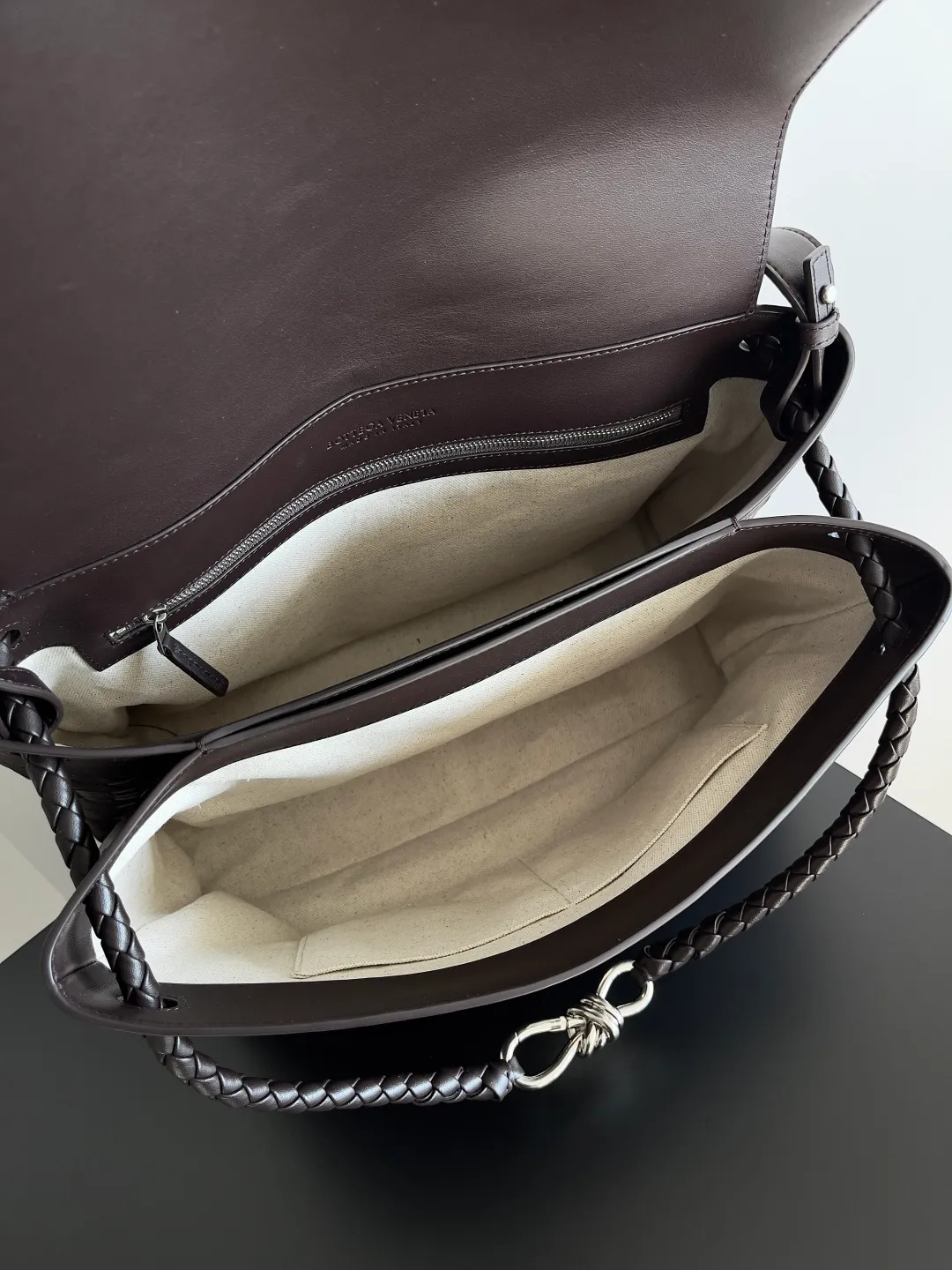Batch 2460 BOTTEGA VENETA 2025 new men's ANDIAMO backpack Bottega Veneta's main recommendation is undoubtedly Andiamo. The first new favorite of 2025 is a men's splayed buckle bag. It can be seen that the designer has used many small ideas. The detachable cross-body strap is very convenient for elite office workers to carry their work diary. Reduce the burden on your hands when carrying office supplies. The interior is divided into two large compartments and a small zippered compartment. Unlike the women's model, the compartments here are not detachable. The fixed large single layer also makes it easier to pack lightly when going out to work and avoids the accumulation of too many small items. Style number: 807715 Size: 37*26*13cm